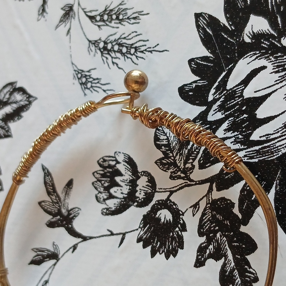 Vintage Goldtone Wire Faux Pearl Elegant Feminine Girly Coquette Bracelet - Picture 8 of 10
